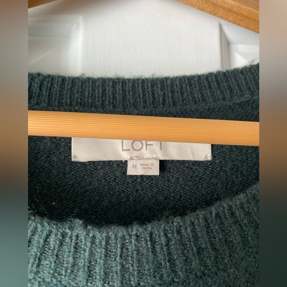 Loft Women’s Hunter Green Wide Sleeved Cold Shoulder Sweater Size M - Picture 4 of 5
